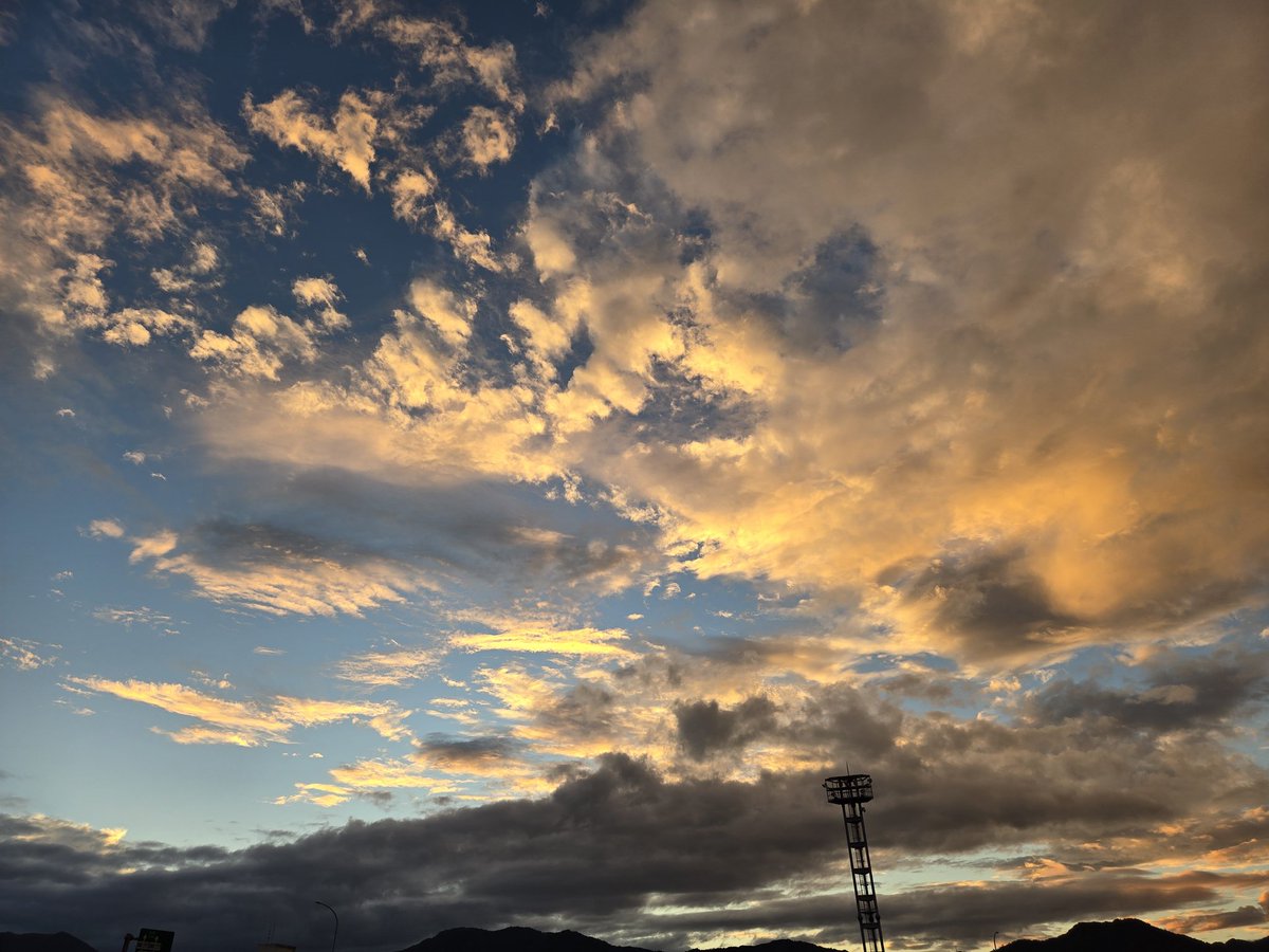 ocabe_chizuru's tweet photo. 帰りの道の高速道路🚗
激しい雨の後のtwilight  time 

#twilighttime  #aftercatsanddogs #onthehighway　#沼田PA
#人生晴れたり曇ったり https://t.co/AvLd6Cf5qm