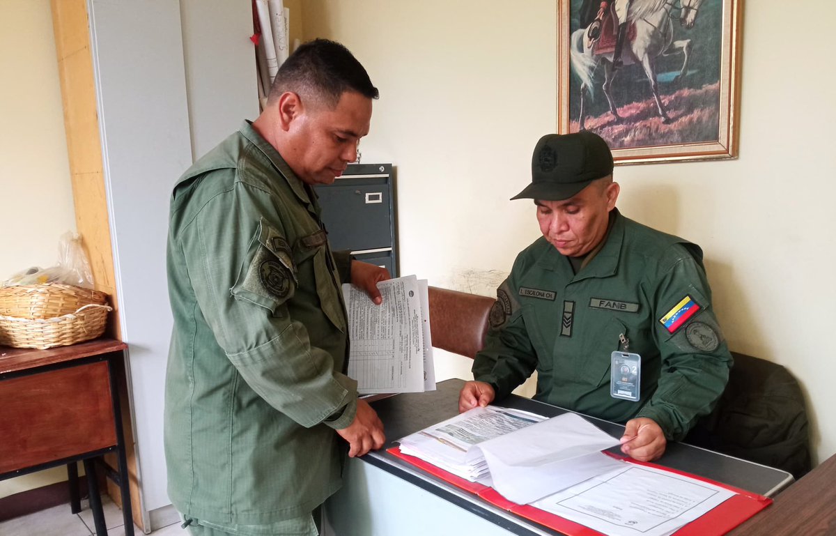 #10Sep II El Cnel. Eduardo Aular, Director del <a href="/CAA_AMB/">CAA</a> recibió a la comisión de la Inspectoría General de la FANB, a cargo de la Cnel. María Cortez Santiago Cl. 10.902.365, con la finalidad inspeccionar el buen funcionamiento de las instalaciones, organización y planificación.