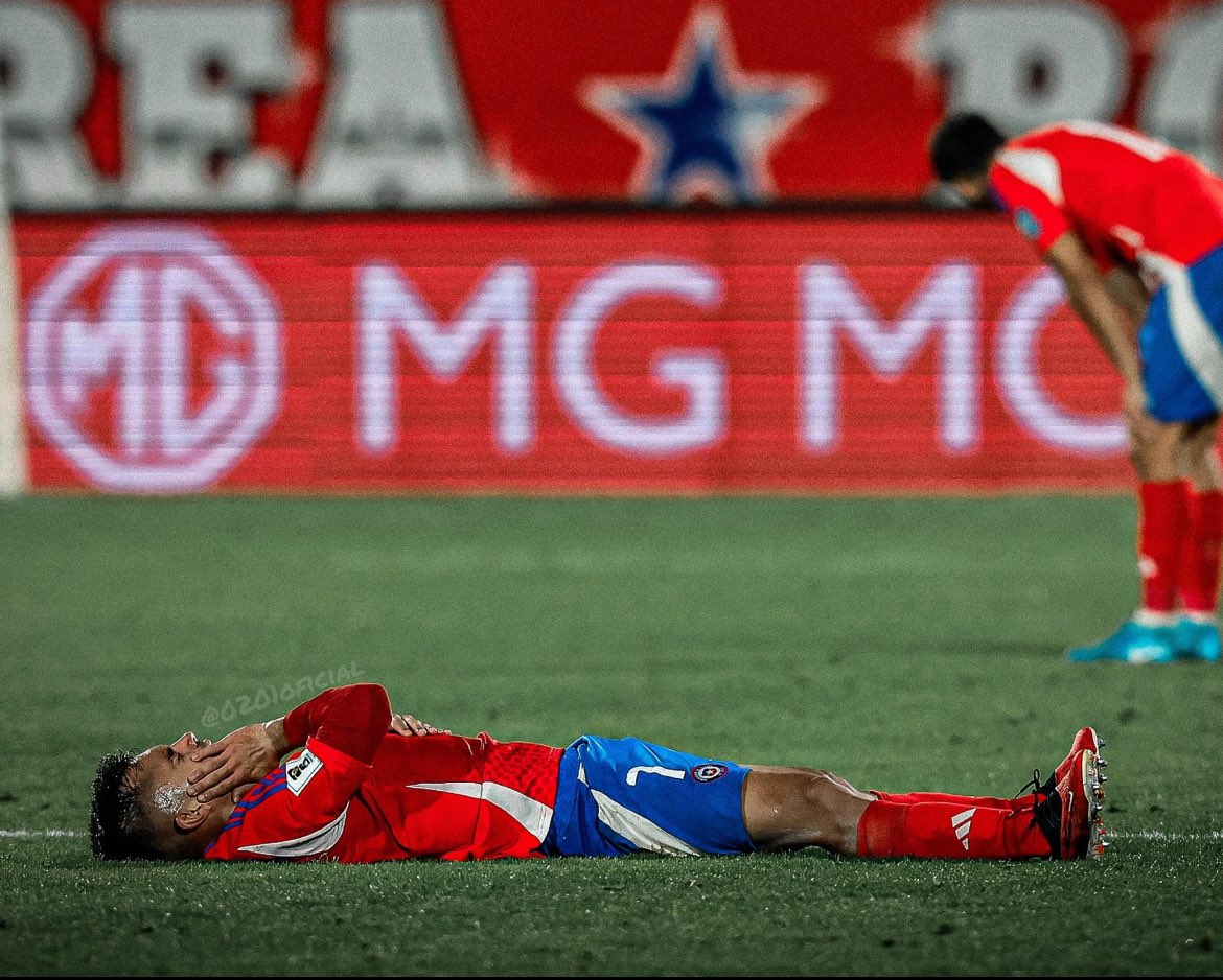 lucvscc's tweet photo. Vicente Pizarro. Uno q sin mucho ruido entró y calladito fue el mejor dentro de un asqueroso equipo. Siempre para adelante, siempre la pelota al pie. Se paró cuando varios le gritaban. FRACTURA DE MANDÍBULA tenía, y siguió jugando. El único jugador joven que da algo de esperanzas https://t.co/EEN8a1co62