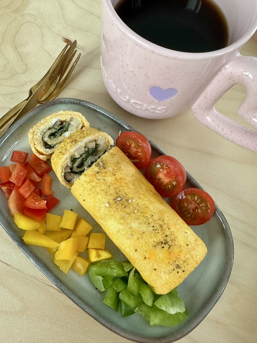 LittleBearCool's tweet photo. ไข่ม้วนสอดไส้เห็ด🍄และใบงาเกาหลี (mushrooms and sesame leaves omelette) 😉 🥗 #coffeeloverdaily https://t.co/SA1Og8SfZ0