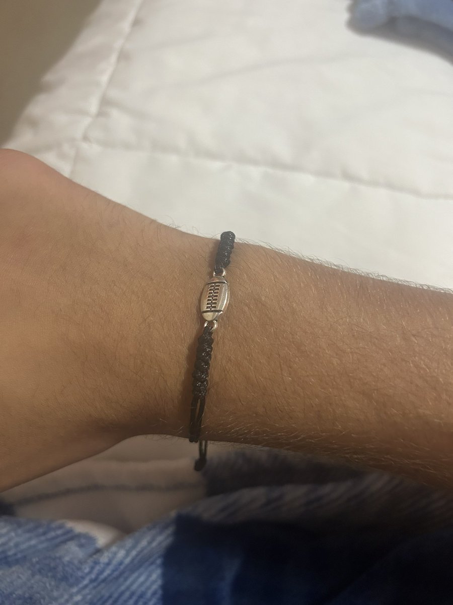 TillmanMartin10's tweet photo. Got to spend some time with the younger generation of @LNEagleFootball . Got some good ones coming our way! Thank you for the bracelets that you guys made for us. @STFFAKC @CoachALierman @CoachLMoore https://t.co/BjuTXnZXNK