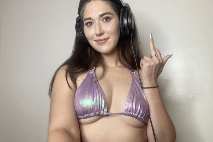 I'm live on LF right now in a shiny bikini. Come join the chat and serve me. venus fanclub dot c 0 m