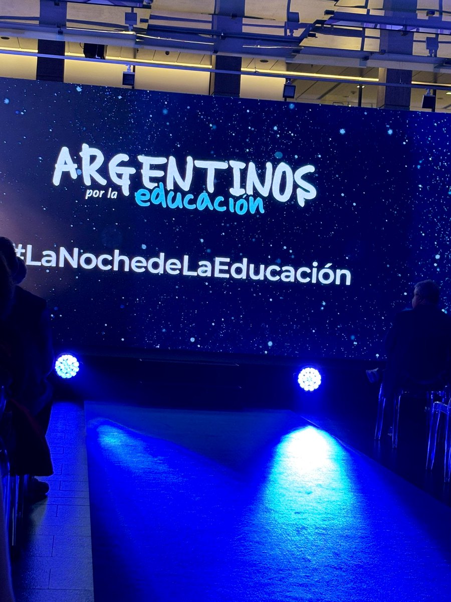 Otra vez algo que ya es un clásico... #lanochedelaeducación de la mano de <a href="/ArgxEdu/">Argentinos por la Educación</a> , poniendo en agenda aquello que es prioritario, aquello que es importante para el presente y el futuro de la Argentina