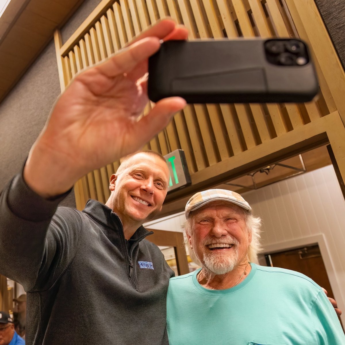 keeneland's tweet photo. 📸 @CoachMarkPope + Terry Bradshaw

#KeeSept https://t.co/nEOP0opl02