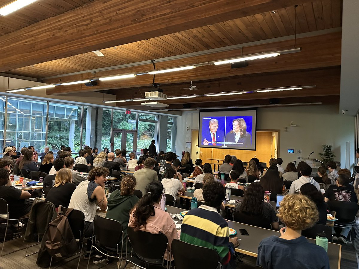 YUGE crowd at the #SPPGA/<a href="/UBCPoliSci/">UBC Political Science</a> debate watch tonight 👀🍿 #Debate2024 #Debatenight #UBC