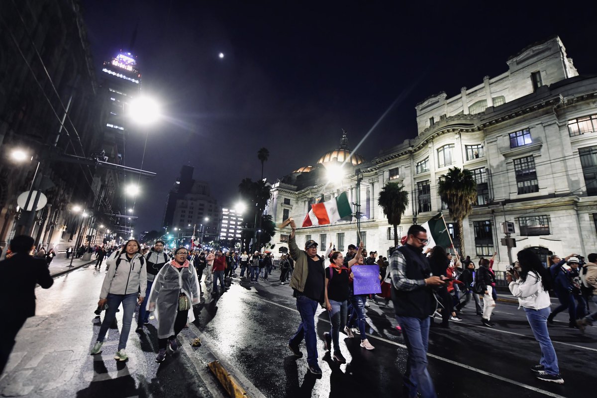 emanuellaraland's tweet image. La noche será larga, los manifestantes están listos para pernoctar en Eje central 
#LaReformaAlPoderJudicial @senadomexicano