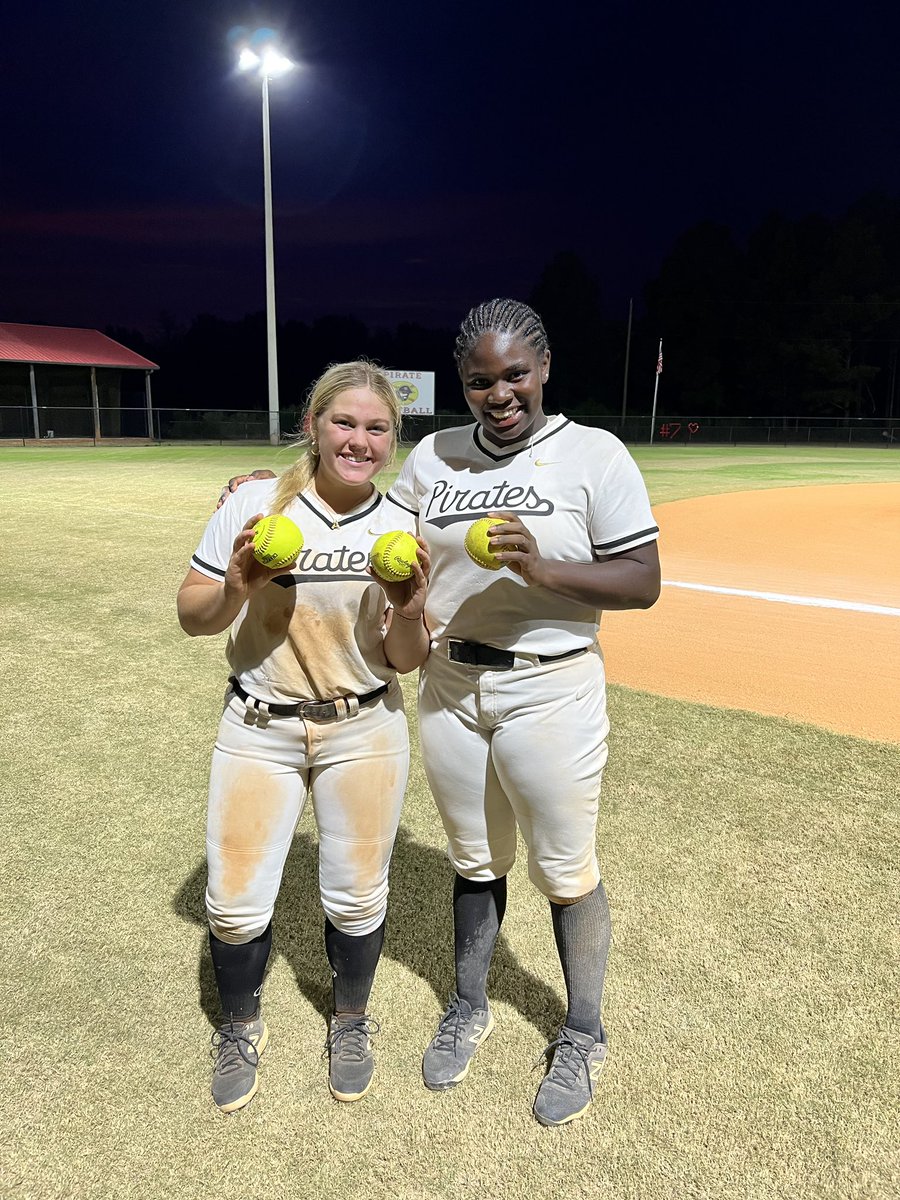 austinking1607's tweet image. Tonight was all for you p7! I got to add 2 💣💣s to the shelf tonight and then was intentionally walked my last at bat! Me and Maliyah Holmes went back to back! Love my duo! Back at it tomorrow against Newnan! #doitforpeyton @ig07doggett @megregg5 @megdcurry @Alea_Medina27