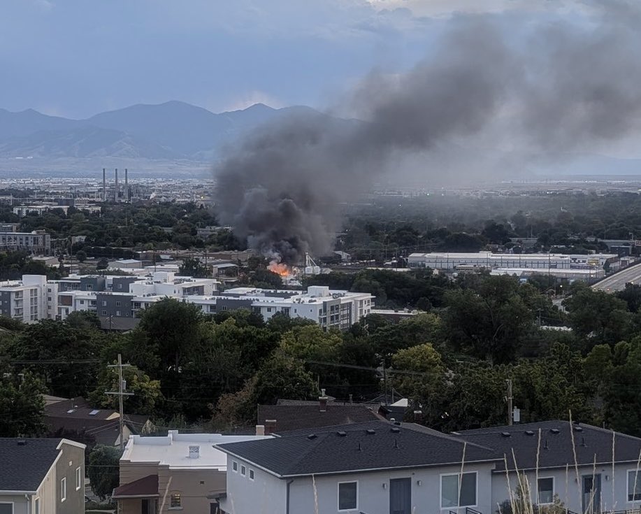 SLCScanner's tweet photo. #Breaking #SaltLakeCity 440 W 500 N #SLCFD dispatched at 1933 on a smoke investigation. On arrival they located a #CommercialStructure with smoke and flames visible. A #2ndAlarm was immediately called. Crews are on a defensive fire attack. 📸: C. Rigby https://t.co/jnplavYarE