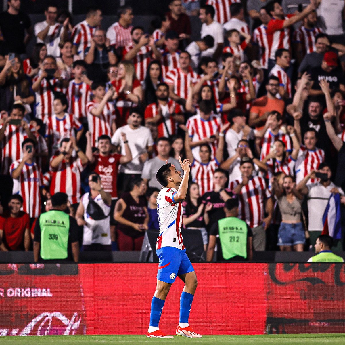 Ovacionado por casi cuarenta mil personas en el Defensores del Chaco. Diego Gómez, crack. 👏🏻🇵🇾