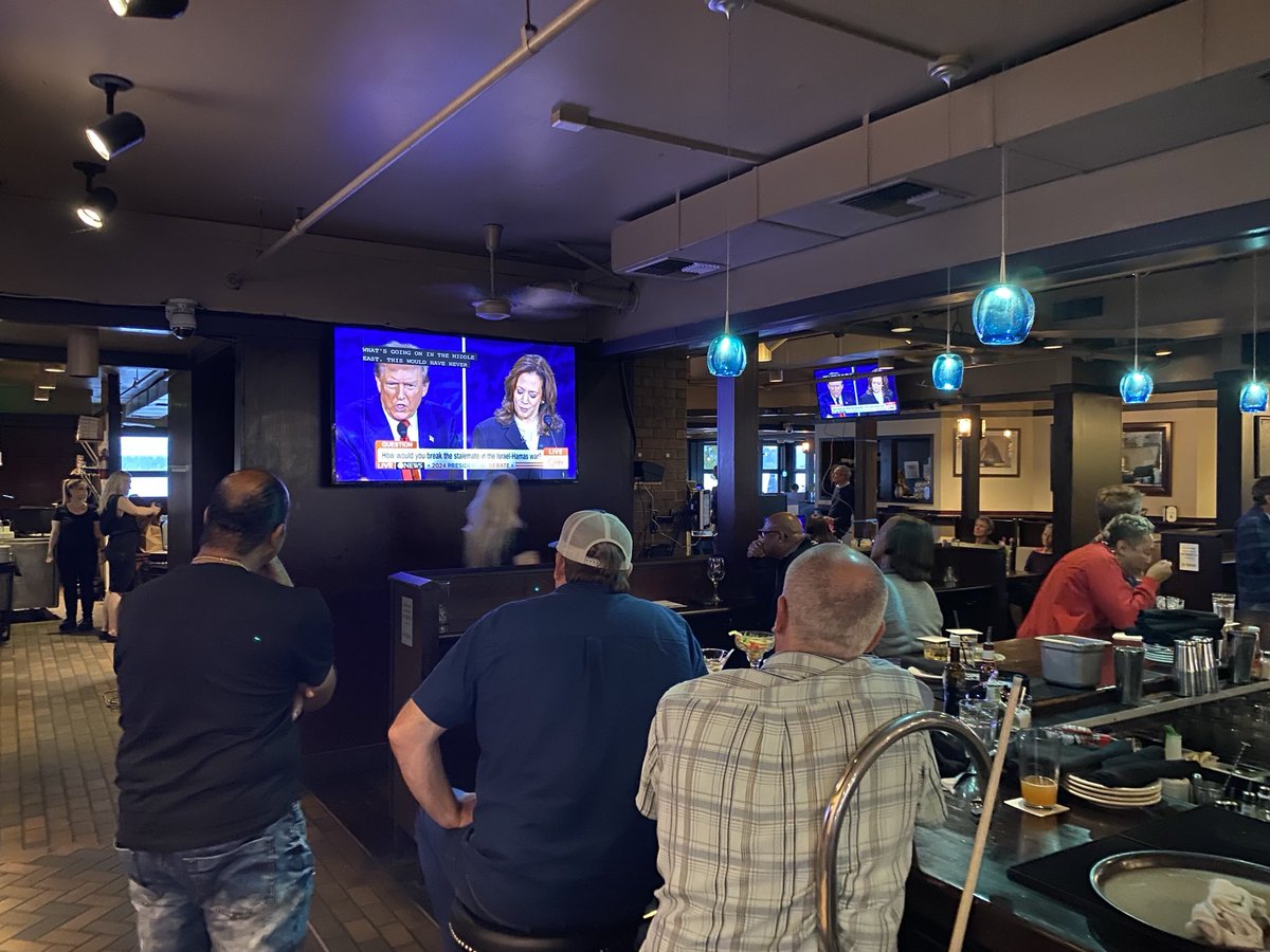Big crowd ⁦<a href="/BluWaterBistro/">BluWater Bistro</a>⁩ in Leschi for Harris-Trump debate