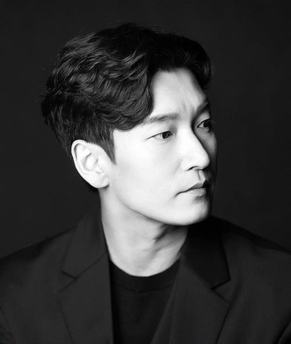 CSWarchive's tweet image. [단독] #조승우, ‘동궁’으로 OTT 첫 도전…

다크 판타지 액션 시대극인 ‘동궁’은 비밀 가득한 궁궐 안에 귀신이 출몰하고, 이를 해결하기 위해 귀신베기꾼이 궁에 잠입해 벌어지는 이야기를 그린다. 극 중 조승우는 궁궐의 왕으로 이야기의 중심을 잡을 예정이다

🔗naver.me/5bVC8Uv8