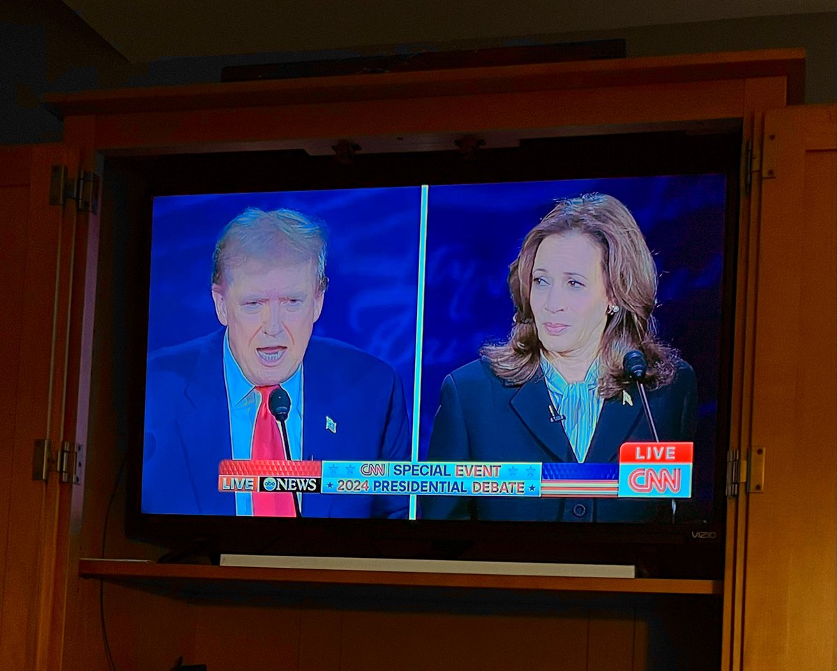 UsernameAmy's tweet image. The #debate in one photo