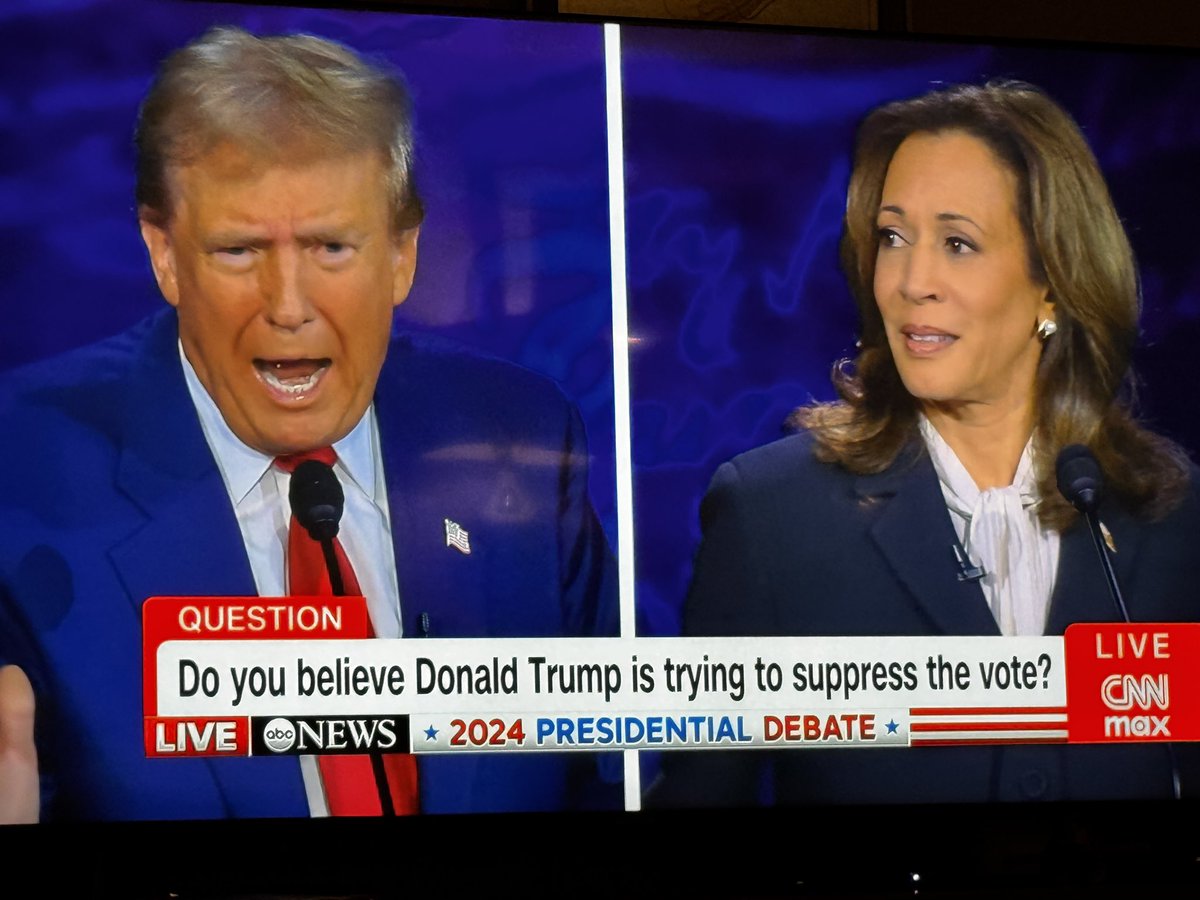 #KamalaHarris looks at him like you look at your crazy conspiracy theory uncle as he ruins yet another Thanksgiving dinner. #TrumpIsUnfitForOffice