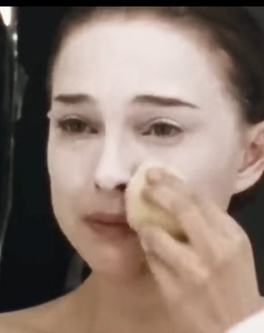 Yo dandome cuenta que ni todo el maquillaje del mundo me hara ver mas linda y segura