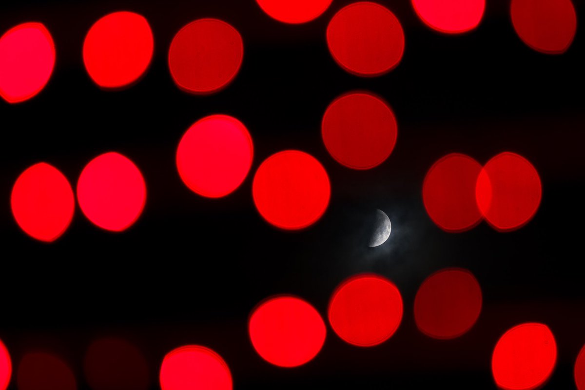Algunas fotos de la luna de hoy en Morelia #canonR6MKII #canon70200