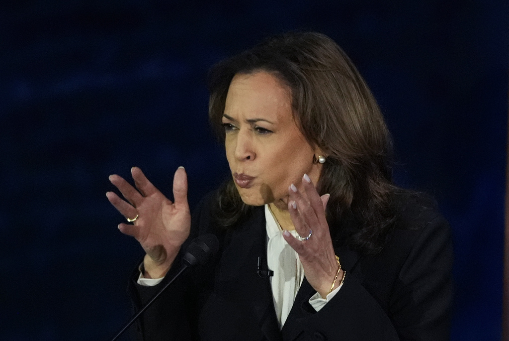 thehill's tweet photo. Kamala Harris: World leaders know they can "manipulate" Donald Trump "with flattery and favor"

Follow live: https://t.co/NvNU6eE6g8 https://t.co/llA563zBBx