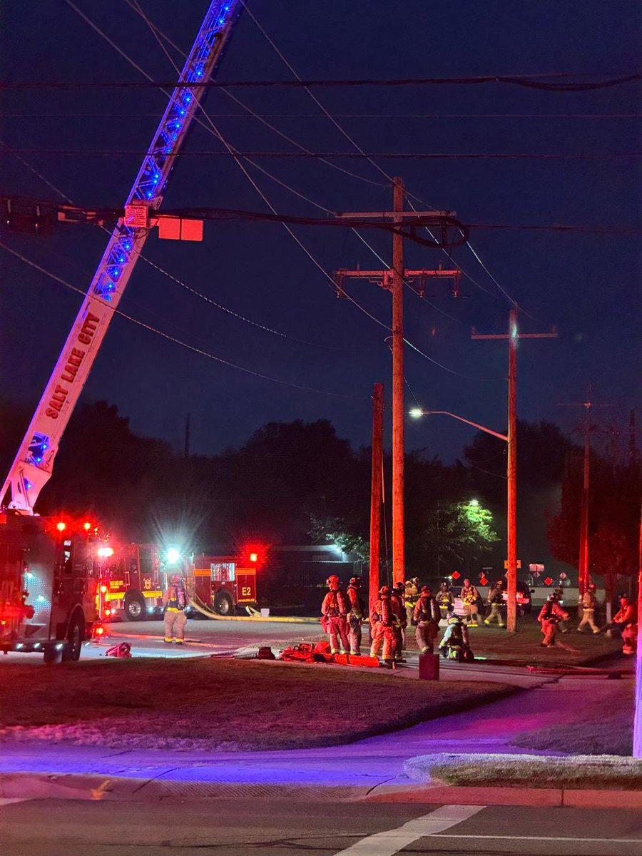 SLCScanner's tweet image. #UPDATE #FireCommand is calling an under control. This is an industrial area where some chemicals and corrosives are on site. It didn’t sound like anything was compromised. Another great job by #SLCFD. @GephardtDaily will have an update shortly on this fire.