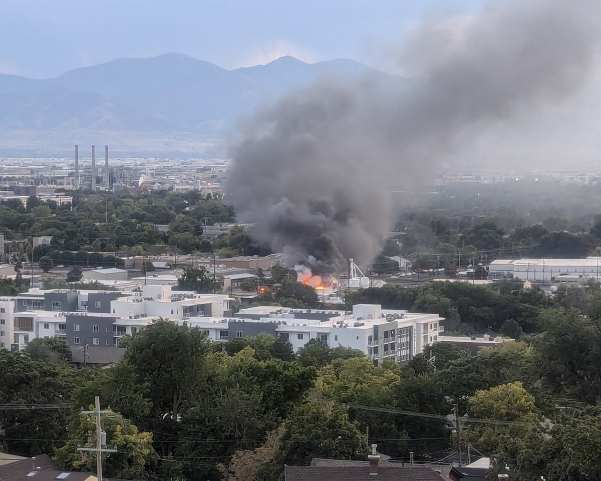 SLCScanner's tweet image. #UPDATE #FireCommand is calling an under control. This is an industrial area where some chemicals and corrosives are on site. It didn’t sound like anything was compromised. Another great job by #SLCFD. @GephardtDaily will have an update shortly on this fire.
