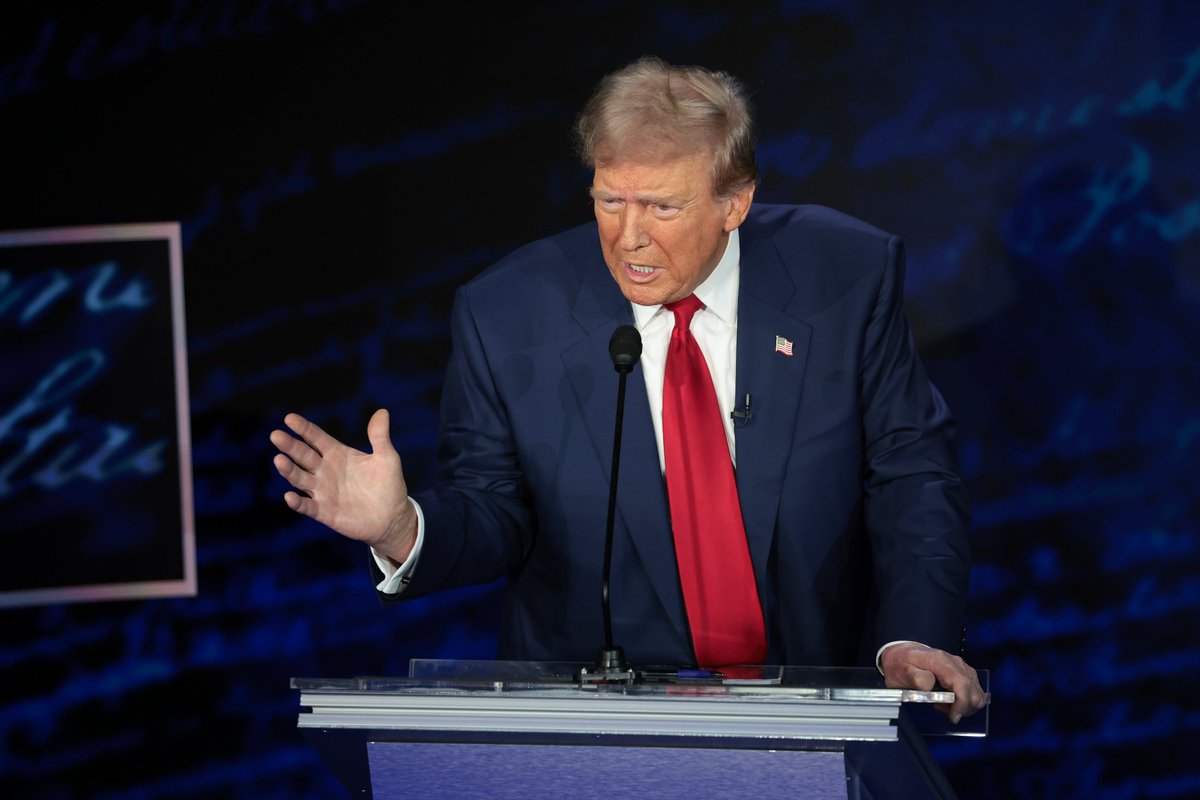Former President Trump veered off course about a half-hour into the debate with Kamala Harris on Tuesday, recycling a viral rumor accusing Haitian immigrants in Ohio of eating household pets. variety.com/2024/politics/…