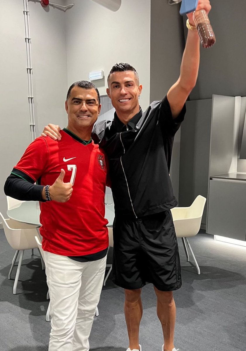 TimelineCR7's tweet photo. Cristiano with his brother Hugo. ❤️

https://t.co/1CJBIeOeZ5