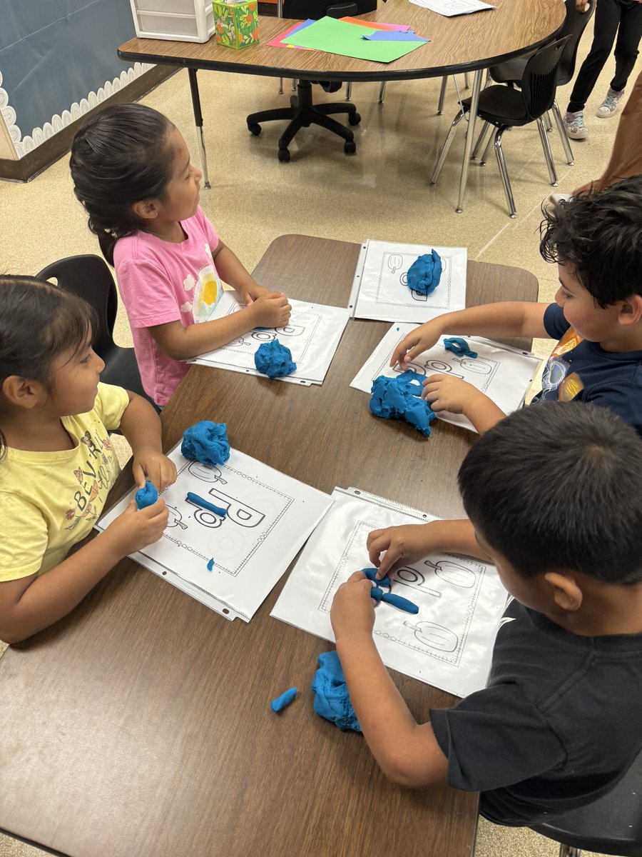 sandrinisaints's tweet photo. Working hard in Kindergarten! #SandriniSaints #WeArePBV https://t.co/A797PHILEB