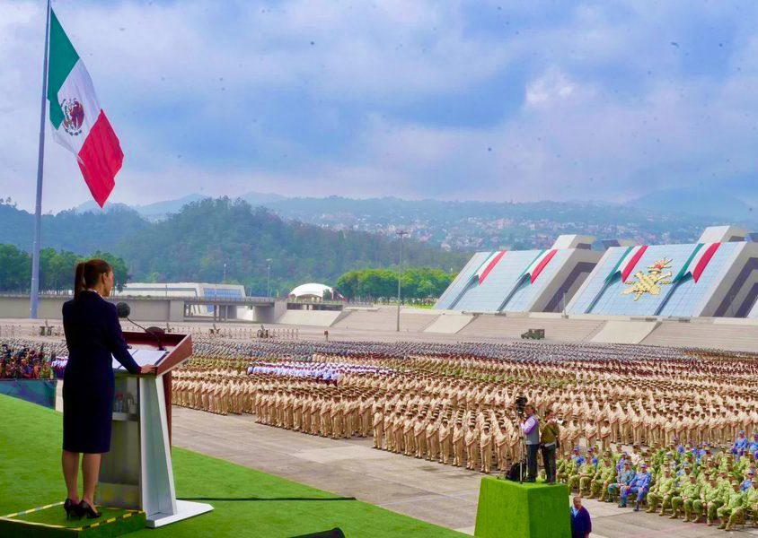 meresank's tweet photo. “Tómame una foto así como si fuera una dictadura militar” https://t.co/q67ISHqjcj