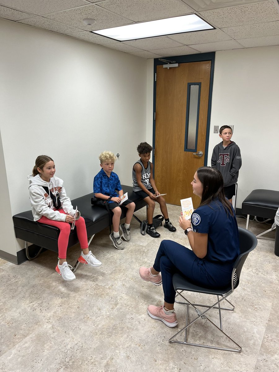 OCTFaught's tweet photo. OCT LOVED having Mia, a UTA nursing student, on campus with us. ❤️ Her teaching presentation to our Type 1 Diabetics was excellent and they got healthy snacks afterwards! 🍎 🍇 🥕 🍏 #schoolnurse #nursingstudent #OCT4U https://t.co/hO9v2FOg74