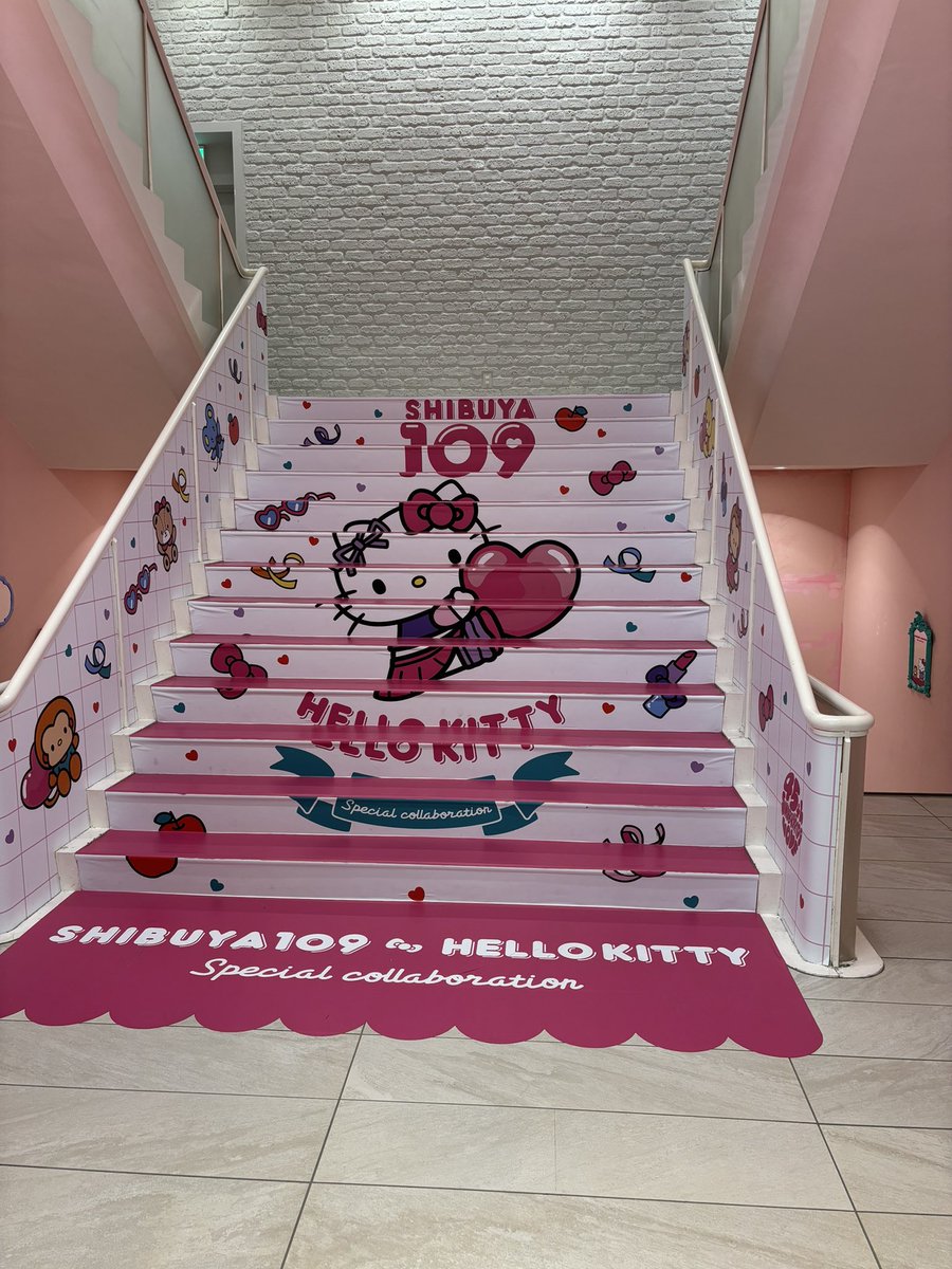 #hellokitty50th
#ハローキティ50周年
歩いた床にリボンが出てきたり楽しい。かわいい。TSUTAYAは赤色
109はピンクなキティちゃんでした。そして人の多い #渋谷 から脱出。帰ります