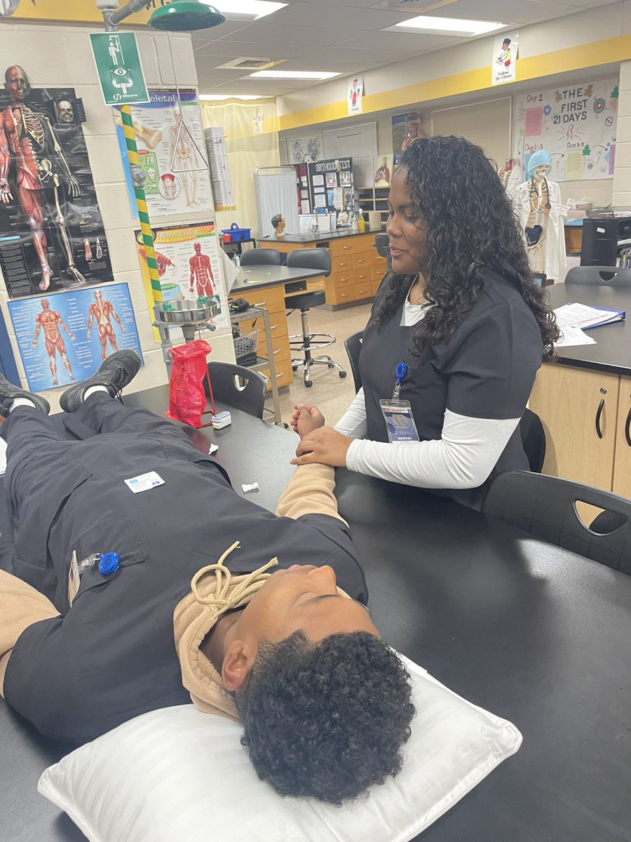McGormleyBioMed's tweet photo. we’re not even midway through week 3 yet and these biomed students are already healthcare naturals! #Vitals #CTE looking forward to see their growth in skills this year 💪🏻🩺 @Trojans_Madison https://t.co/vqkAjgbo1q