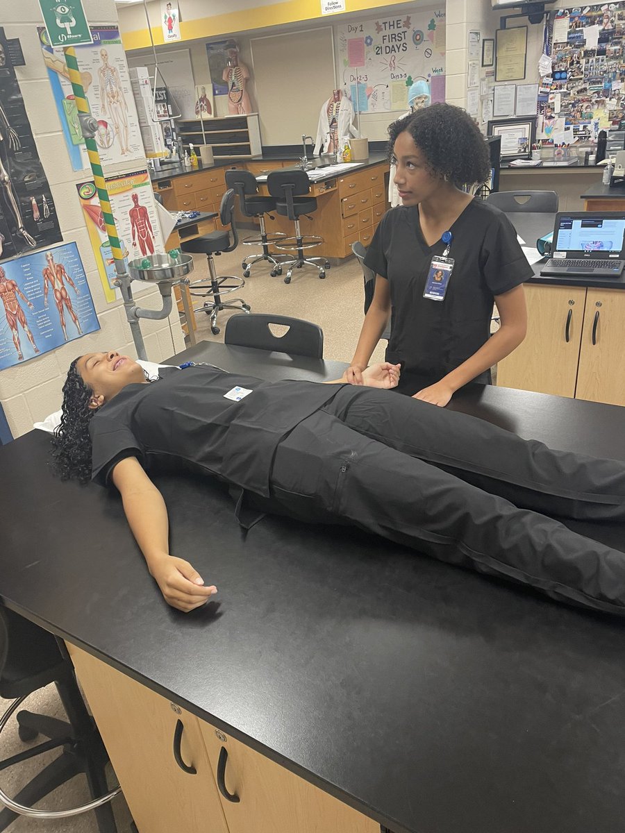 McGormleyBioMed's tweet photo. we’re not even midway through week 3 yet and these biomed students are already healthcare naturals! #Vitals #CTE looking forward to see their growth in skills this year 💪🏻🩺 @Trojans_Madison https://t.co/vqkAjgbo1q