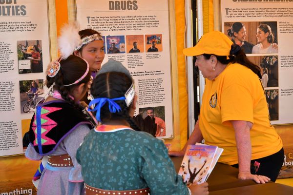 ScientologyVM's tweet image. The Scientology Volunteer Ministers big yellow tent was up at the 36th Annual Numaga Indian Days Powwow ✨

#ScientologyVolunteerMinisters #ToolsForLife #tent #powwow