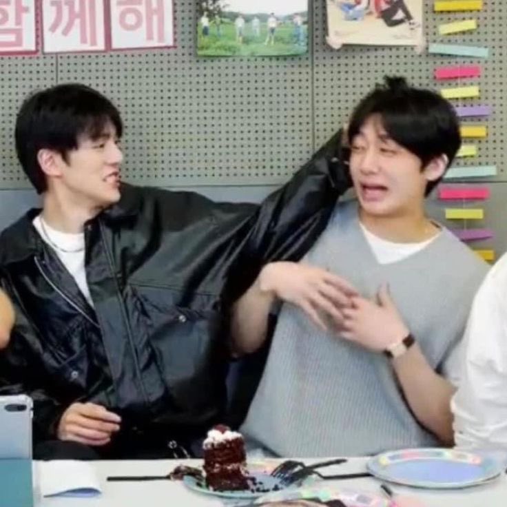 연습생 시절부터 친해서 그런지 
둘이 있으면 행복해보이는게 눈에 보여..