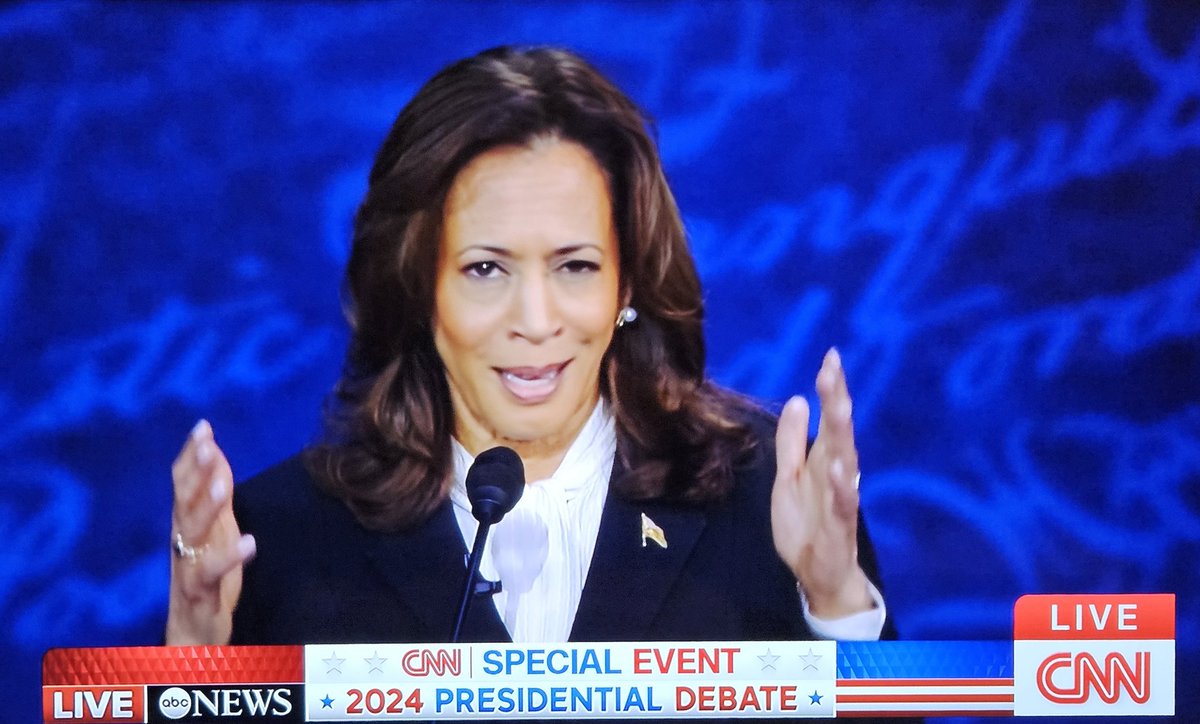 Je me lève, j'applaudis et félicite <a href="/KamalaHarris/">Kamala Harris</a> pour avoir survolé le débat avec sérieux, une argumentation solide et une structuration impeccable.
BRAVO !
<a href="/afpfr/">Agence France-Presse</a>
<a href="/BFMTV/">BFMTV</a>
<a href="/CNN/">CNN</a> <a href="/WhiteHouse/">The White House</a> <a href="/JoeBiden/">Joe Biden</a>