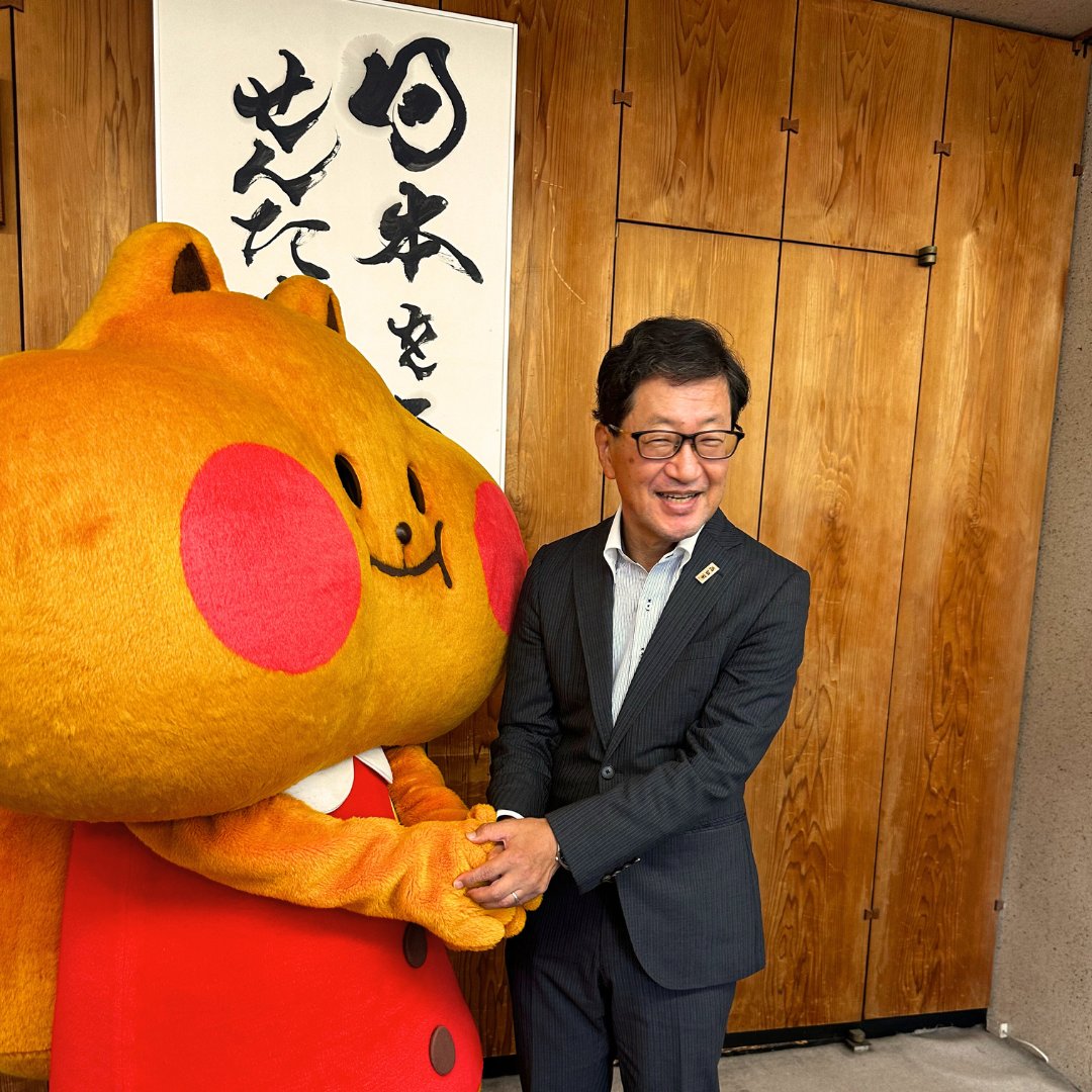 ashe_inc's tweet photo. ＼#もぐにぃ が県庁に🐿️／
弊社の #もぐもぐチャレンジ の全国への拡がりを受け、9月3日に高知県庁を訪問し濵田知事とご面会いたしました。

これからも多くのお客様に楽しく #食品ロス削減 に取り組んでいただけるようがんばります🙌🏻
#高知 #地方創生 #食品ロス https://t.co/I5B40w4rfu