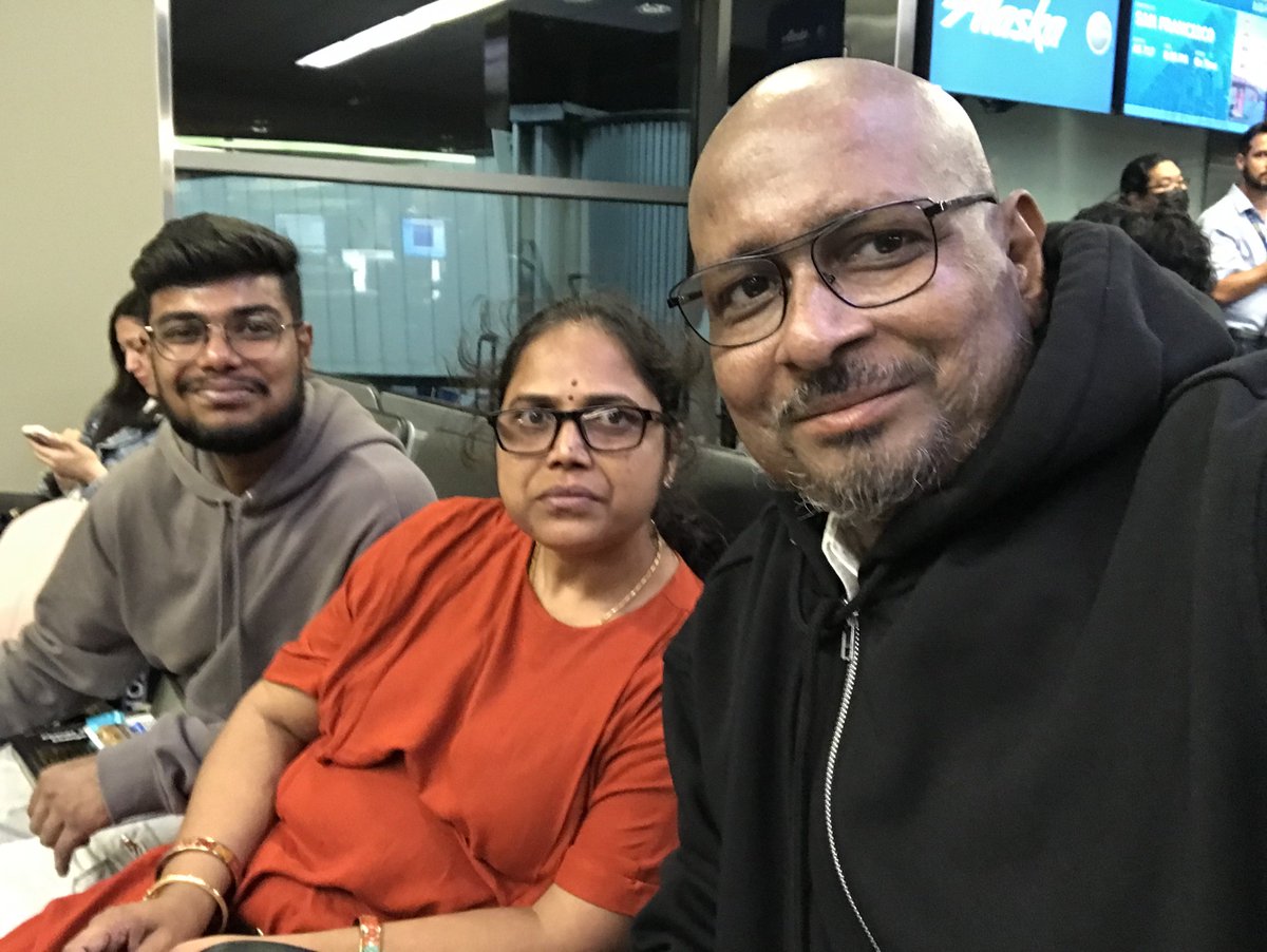 कल दोपहर लास एंजिलिस पहुँचा, तो लू चल रही थी। तापमान 40 से अधिक। वापस सैन डियेगो आए, तो लू से राहत मिली। अभी यहाँ मौसम ख़ुशगवार है। तापमान है 22 डिग्री सेल्सियस। हमलोग अब सैन फ़्रांसिस्को जाने के लिए एयरपोर्ट पर हैं और वहाँ का तापमान 14 दिख रहा है। एक कैलिफ़ोर्निया के कई रंग।