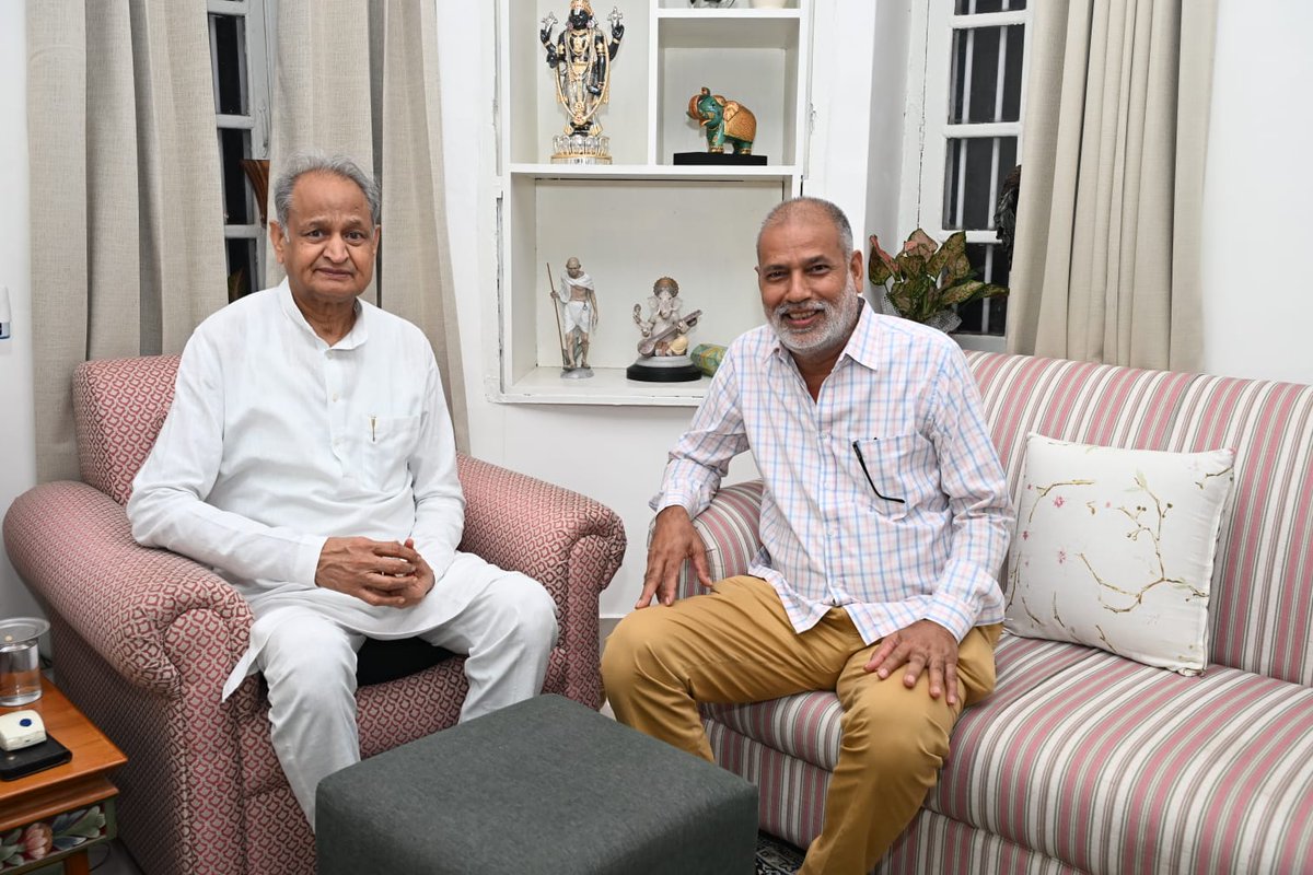 msinghc9's tweet image. राजस्थान के पूर्व मुख्यमंत्री श्री @ashokgehlot51 जी से कल रात उनके जयपुर स्थित राजकीय आवास पर शिष्टाचार भेंट की