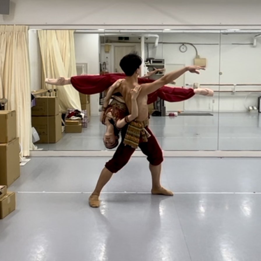 前十字靭帯断裂してちょうど2ヶ月経ちました
手術待ち長い😭
8月の舞台ではサポーター仕込んで男性に頼ってほぼ空中戦
太鼓の踊り踊れなくて残念すぎ