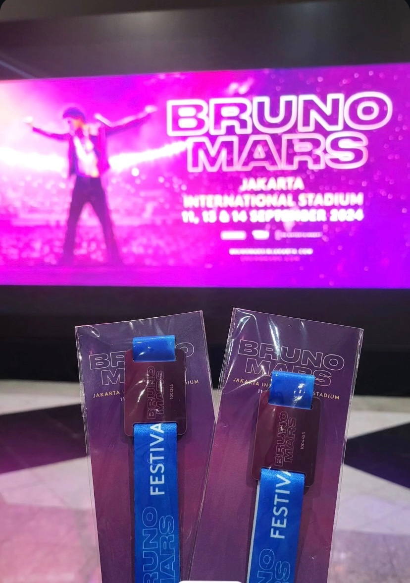 itschaca_'s tweet photo. ~ WTS TIKET BRUNO MARS DAY 1 (Hari ini)‼️ ~

🗓️ 11 Sep 2024
🎫 FESTIVAL A ready 2 tiket
💰3.8jt/tiket ( bisa nego ) 
❤️‍🔥TAKE ALL 7jt❤️‍🔥
📌 Bisa TF / COD Venue
✅ Sudah jadi tiket fisik (wristband) 

Minat? DM 
#brunomars #brunomarsinjakarta #konserbrunomars #jakarta https://t.co/KcE1rA2VmT