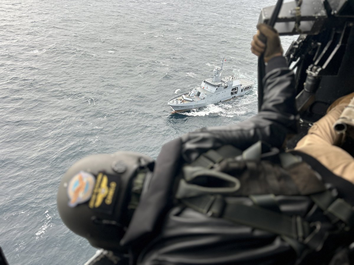 ArmadaColombia's tweet photo. En el marco de la operación #UNITAS2024, #MarinosDeColombia de la Aviación Naval realizaron ejercicios de aprovisionamiento de carga vertical - #VERTREP, sobre la cubierta de nuestro Buque ARC "Victoria" 🚁 https://t.co/RzOaXuZJGD