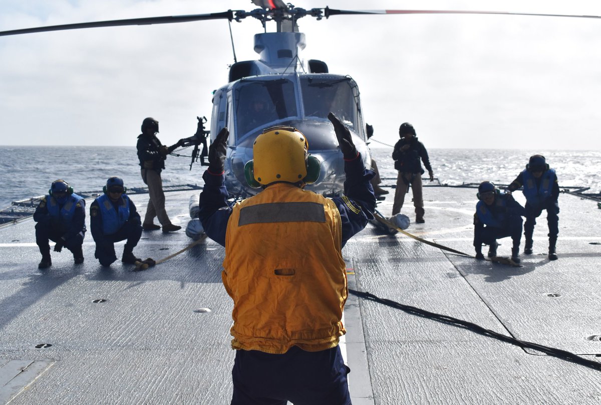 ArmadaColombia's tweet photo. En el marco de la operación #UNITAS2024, #MarinosDeColombia de la Aviación Naval realizaron ejercicios de aprovisionamiento de carga vertical - #VERTREP, sobre la cubierta de nuestro Buque ARC "Victoria" 🚁 https://t.co/RzOaXuZJGD