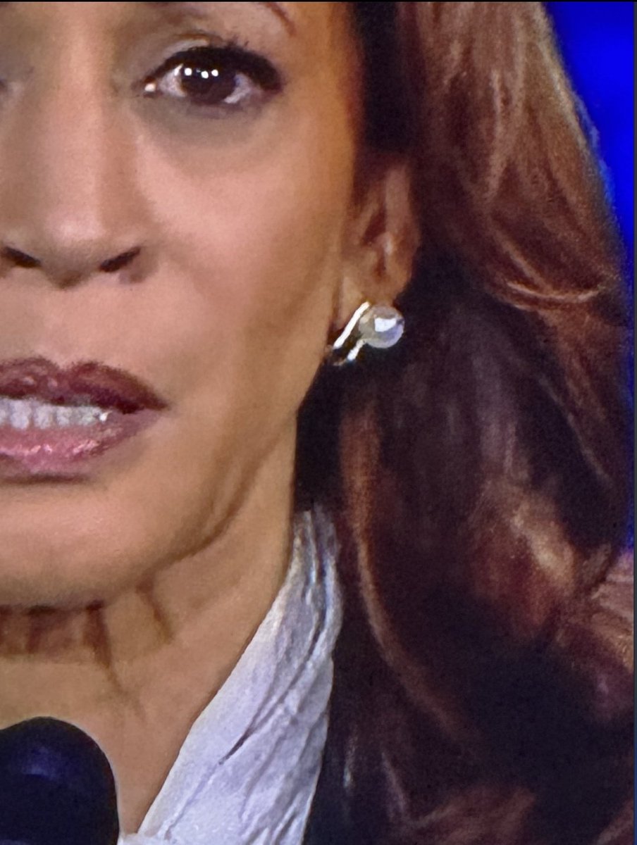 Red_Pill_US's tweet image. Initially, I was skeptical, but after conducting some research, it appears there might be truth to the allegations regarding Kamala Harris using assistance during the Presidential Debate.

Am I mistaken, or do these resemble the Nova HI audio earrings that Kamala is wearing?