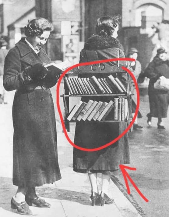 1930. में चलायमान पुस्तकालय....
इंडिया में मनुवादी पढने ही देते थे दलितों को और पानी भी ही पीने देते थे....👇
<a href="/AshokMeghwal_/">Ashok Meghwal</a> @