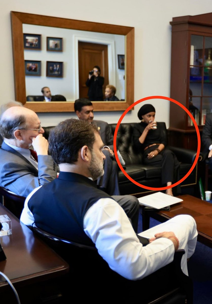 ravibhadoria's tweet image. इस्लामिक आतंकियों की हमदर्द, कट्टर भारत विरोधी इल्हान उमर के साथ राहुल गांधी ने विस्तृत चर्चा की।
अब कहने को रह क्या जाता है, कि राहुल गांधी कितना बड़ा देशभक्त है??