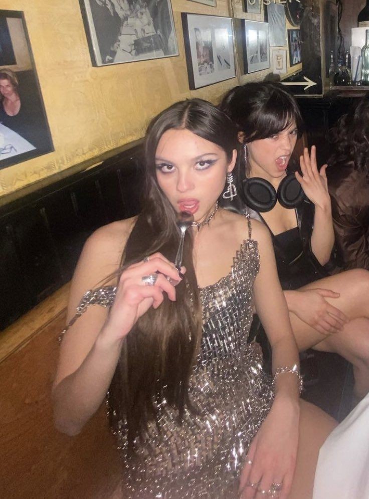 elliealvess's tweet photo. from disney girls to IT girls https://t.co/7imJfU2bRz