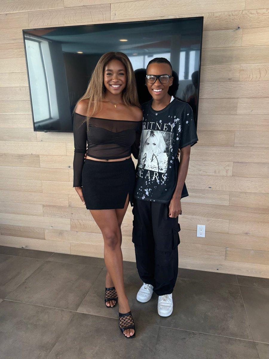 OnAirWithDavid's tweet photo. Back on set for @OnAirWithDavid &amp; we got to chat about with the amazing @YourOwnSimone • We talked her LA journey, new music, @belairpeacock, &amp; more. Stay tuned for the conversation we had 😌 #S!MONE #SimoneJoyJones #DavidDuane #OnAirWithDavid #OnAirWithDavidDuane https://t.co/dYwWTya8Jg