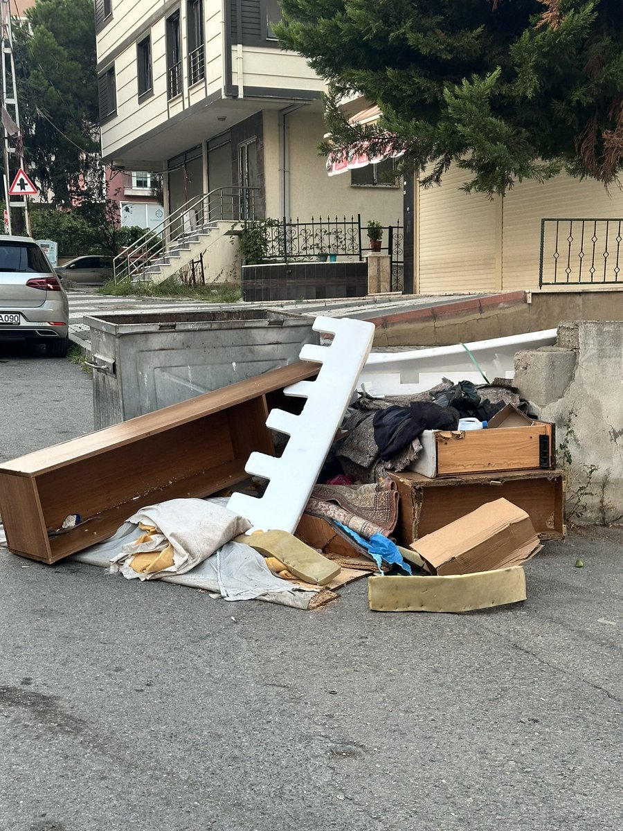 Bir çöp ne kadar dahaa böyle durabilir? <a href="/MaltepeBelTr/">Maltepe Belediyesi</a> muhtemelen bunu denediğiniz için ‘günlerdir’ bu çöpü almıyorsunuz. Konum: talatpaşa caddesi, şenlik sokak ın başı. Çöplerle ilgili fiyaskosunuz başından beri zaten.