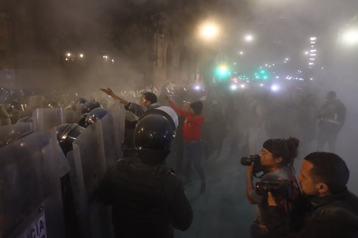 FOjesto's tweet image. ¿Y cómo me paro mañana enfrente de  mis alumnos de Introducción al Derecho después de lo que está pasando hoy? ¿Cómo les voy a explicar lo que son los límites al poder? ¿Cómo les voy a explicar lo que es un estado democrático constitucional? Es una noche triste para nuestro país.