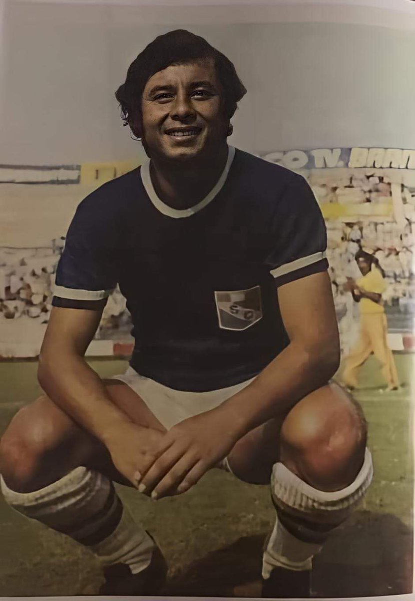 Vistió la camiseta del Sporting Cristal en 1976 y fue uno de los mejores futbolistas de nuestro balompié.

QEPD Maestro Chale.