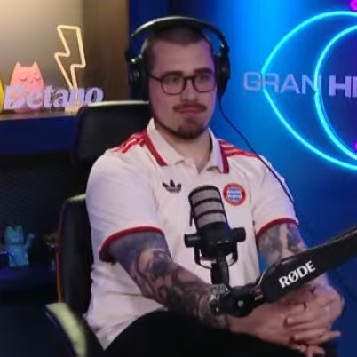 claaaaaclacla's tweet photo. Yo esperando el saludo de los primos sin polera: #GranhermanoCHV @ClaudioMichaux https://t.co/NvyQpm4eba