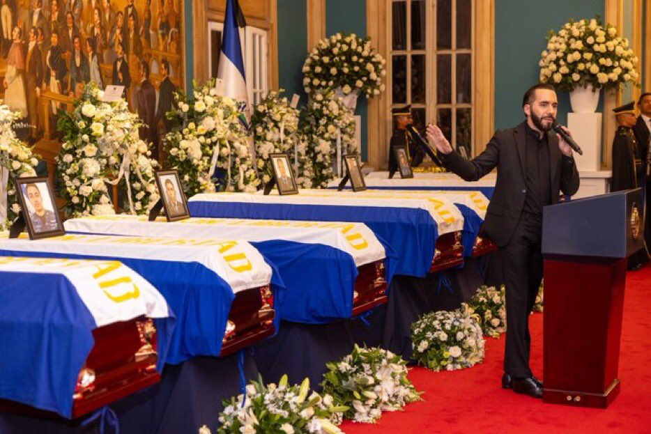 Solo en El Salvador se monta un mitin político durante un velorio. 😬